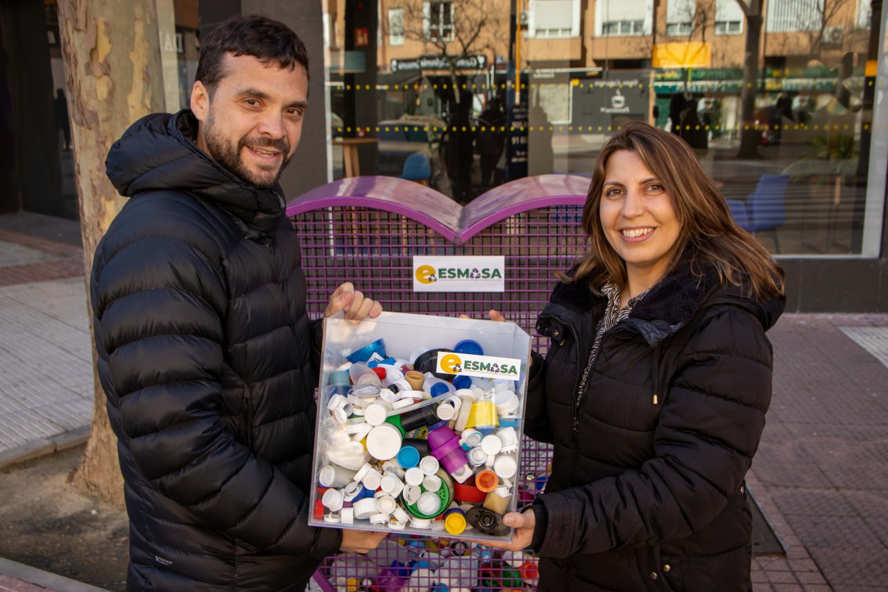 Alcorcón a través de su empresa pública ESMASA colaborará en la financiación de la investigación de la enfermedad DDX3X siguiendo con su compromiso de responsabilidad social corporativa y dentro de su apuesta por el fomento de la investigación y la ampliación de recursos públicos al servicio de los vecinos y vecinas.  “Lo público tiene que estar siempre al servicio de los problemas de los vecinos y las vecinas, y además el beneficio de potenciar la economía circular, en este caso, también generará unos recursos que son esenciales para las familias que sufren esta enfermedad. Hoy, el Día de las enfermedades raras, tenemos que recordar que ésta y otras patologías obligan a las familias a buscarse la vida para encontrar tratamientos eficaces debido a su poca investigación”, ha señalado el segundo teniente de alcaldesa, Jesús Santos.   Alcorcón a través de su empresa pública ESMASA colaborará en la financiación de la investigación de la enfermedad DDX3X siguiendo con su compromiso de responsabilidad social corporativa y dentro de su apuesta por el fomento de la investigación y la ampliación de recursos públicos al servicio de los vecinos y vecinas.  El segundo teniente de alcaldesa y presidente de ESMASA, Jesús Santos ha firmado un acuerdo de colaboración con la Fundación DDX3X mediante el cual donarán el dinero recaudado con el reciclaje de los tapones de botellas que los vecinos y vecinas de Alcorcón depositan en los corazones morados habilitados por toda la ciudad.  “Lo público tiene que estar siempre al servicio de los problemas de los vecinos y las vecinas, y además el beneficio de potenciar la economía circular, en este caso, también generará unos recursos que son esenciales para las familias que sufren esta enfermedad. Hoy, el Día de las enfermedades raras, tenemos que recordar que ésta y otras patologías obligan a las familias a buscarse la vida para encontrar tratamientos eficaces debido a su poca investigación”, ha señalado el segundo teniente de alcaldesa, Jesús Santos.  El DDX3X es un síndrome causado por