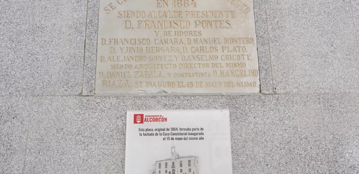 El Ayuntamiento de Alcorcón instala una placa que formaba parte de la Casa Consistorial en 1884 coincidiendo con el 139 aniversario de su inauguración