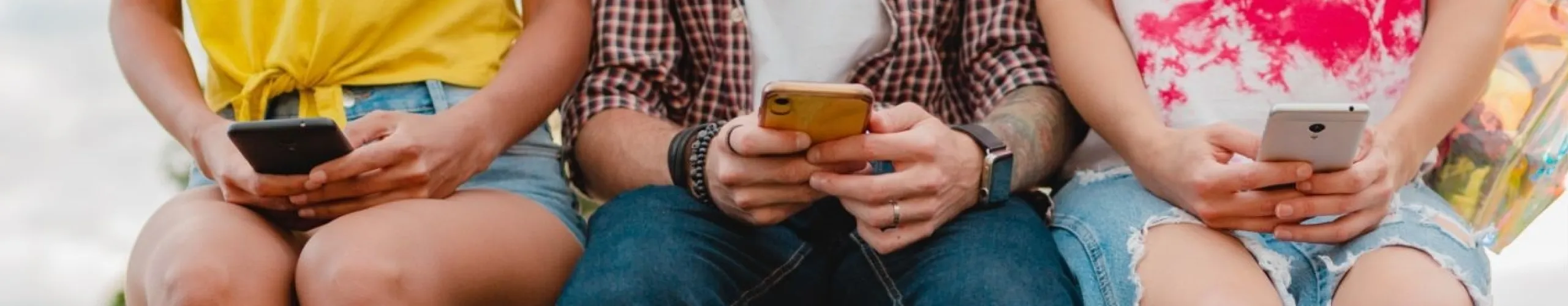 Imagen de adolescentes usando teléfono movil