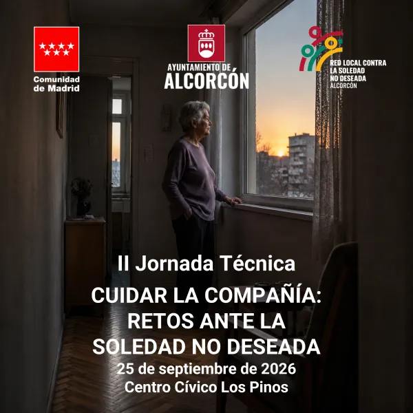 imagen de mujer mayor mirando por la ventana